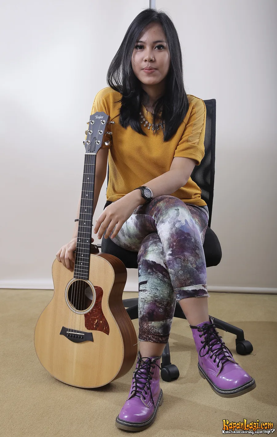 Ghaitsa dan salah satu koleksi sepatu bootsnya, kece badai © KapanLagi.com®/Agus Apriyanto