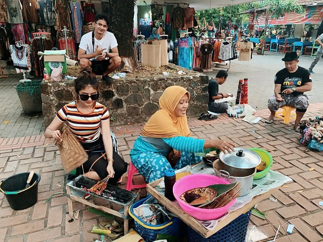 Ghea Youbi jualan sate credit:instagram.com/gheayoubi