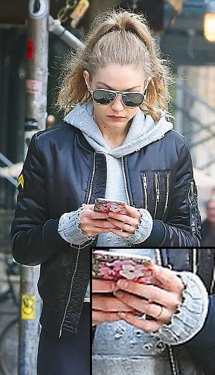 Gigi Hadid akai cincin di jari manis © dailymail.co.uk