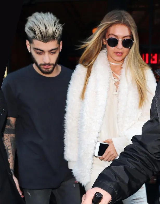 Gigi Hadid pegang tangan Zayn Malik © Mirror.co.uk/Splashnews
