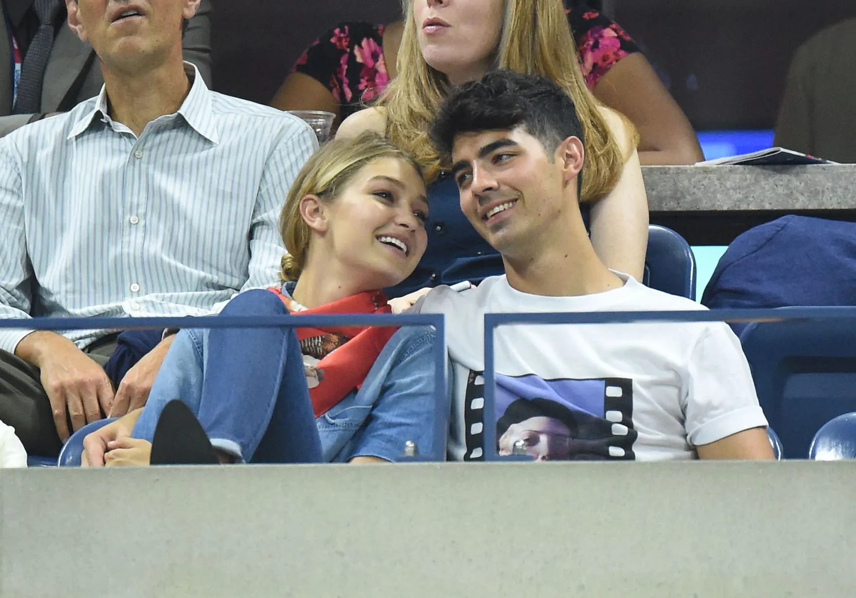 Gigi Hadid dan Joe Jonas tertangkap kamera bermesraan © Splashnews.com