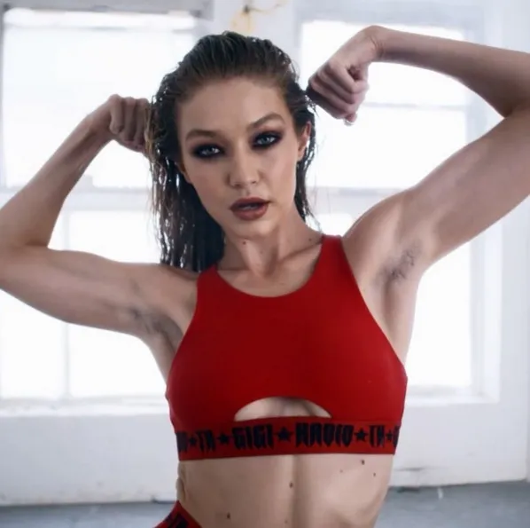 Ketiak Gigi Hadid terlihat berbulu. Credit: Instagram.com/thelovemagazine