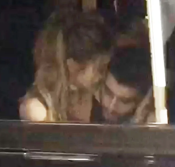 Gigi Hadid cium Zayn Malik © Hollywoodlife.com/splashnews