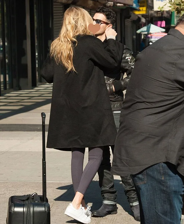 Gigi Hadid dan Joe Jonas berciuman mesra © Splashnews.com