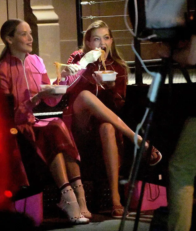 Gigi makan dengan lahap di sela-sela kesibukannya © dailymail.co.uk