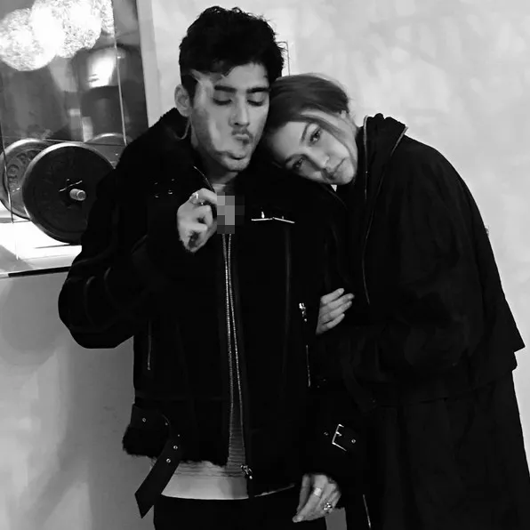 Gigi berpose manja di pundak Zayn © instagram.com/zayn