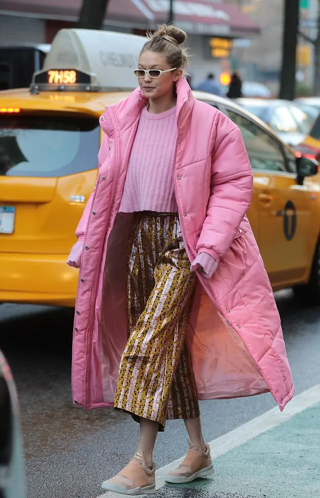 Lewat OOTD kerennya, Gigi ubah jalan jadi catwalk © dailymail.co.uk