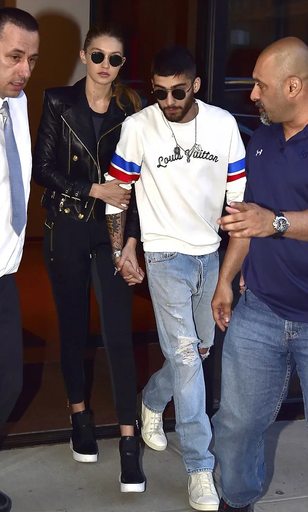Gigi dan Zayn tunjukkan bukti jika mereka masih pacaran © dailymail.co.uk
