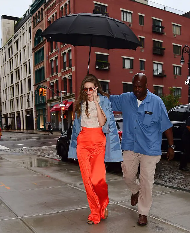 Gigi tampil cantik dengan busana elegan yang dikenakannya © dailymail.co.uk