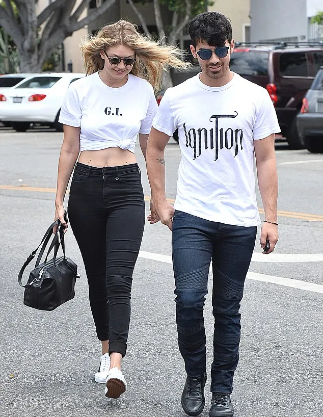 Gigi dan Joe kompak berdandan simple dengan nuansa monochrome ini @ dailymail.co.uk
