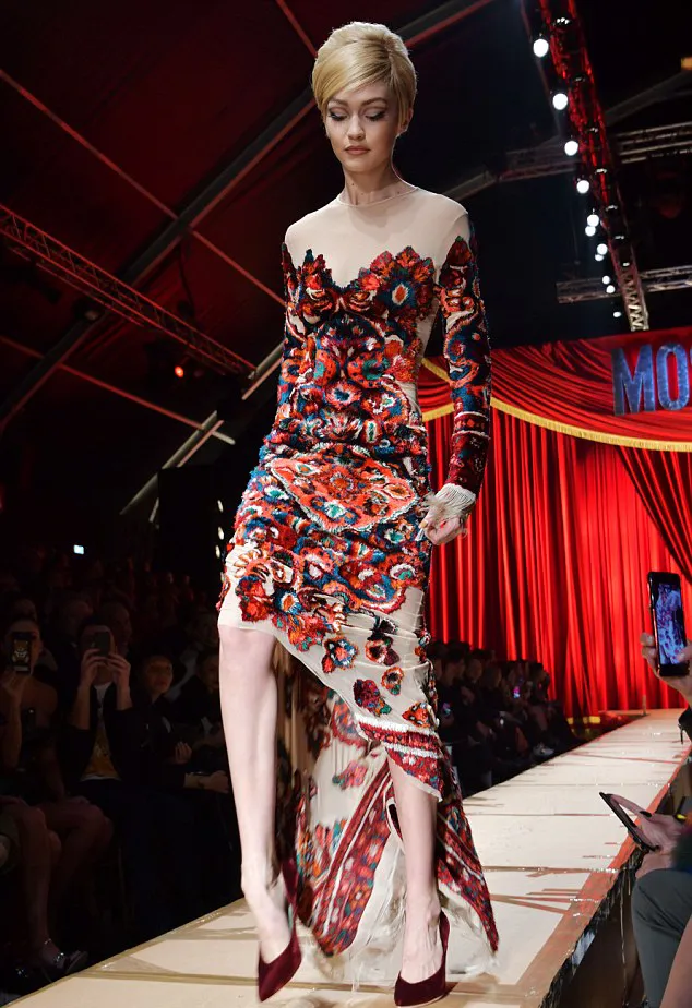 Gigi nyaris terpeleset di atas catwalk © Shutterstock/dailymail.co.uk