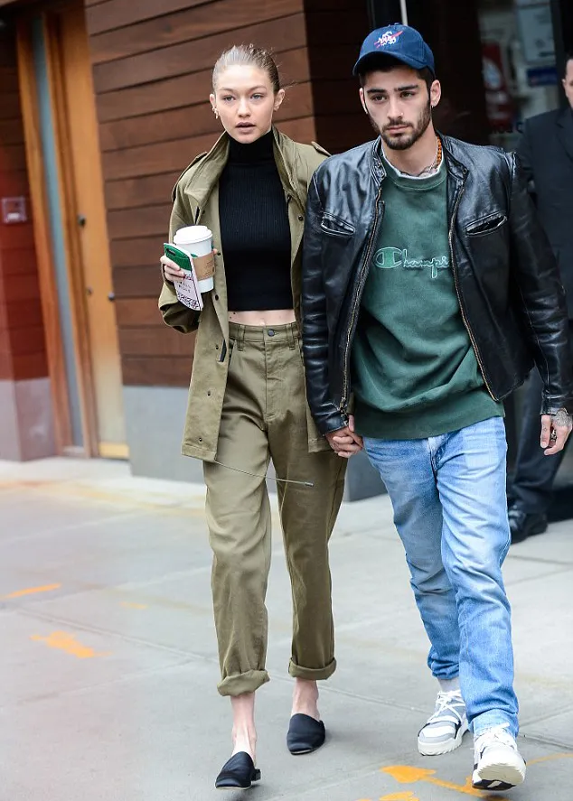 Gigi dan Zayn gandengan mesra © dailymail.co.uk