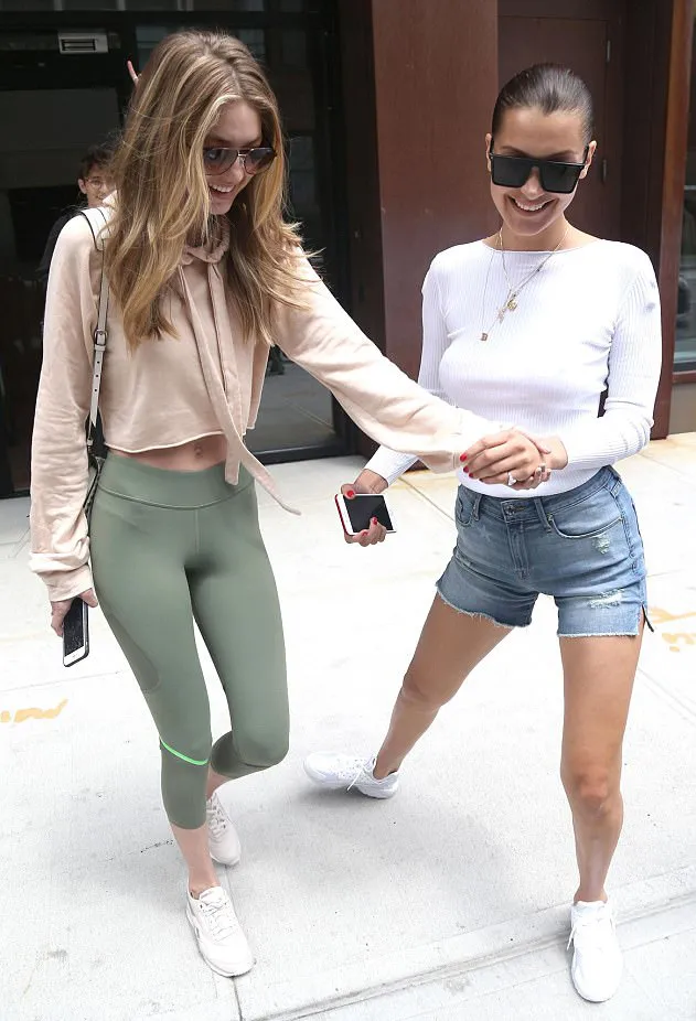 Bella dan Gigi kompak pakai outfit casual © dailymail.co.uk