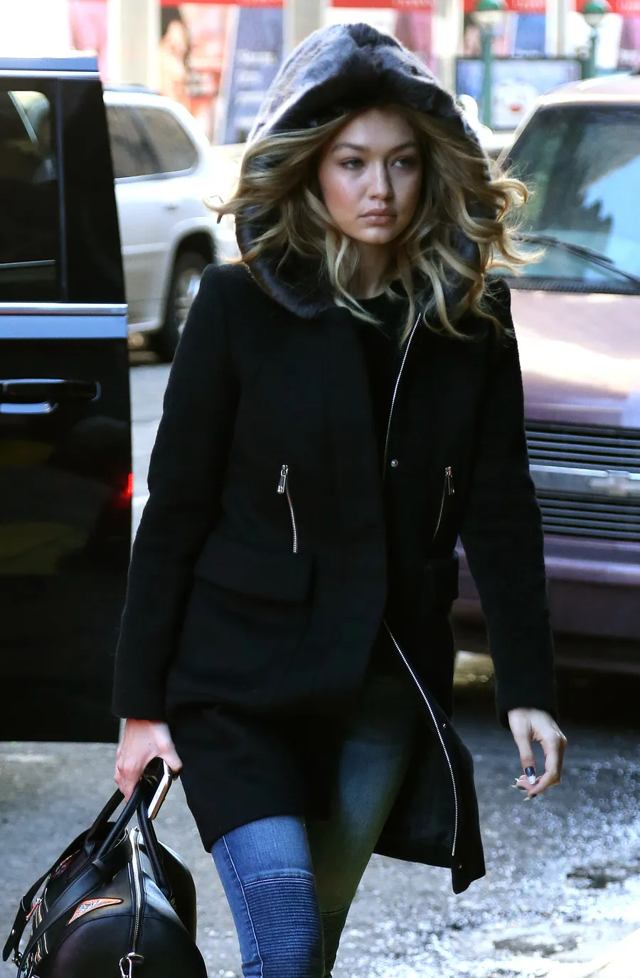 Gigi Hadid ungkap Zayn Malik senang saat dirinya pamer kemolekan tubuh di majalah © FameFlynet