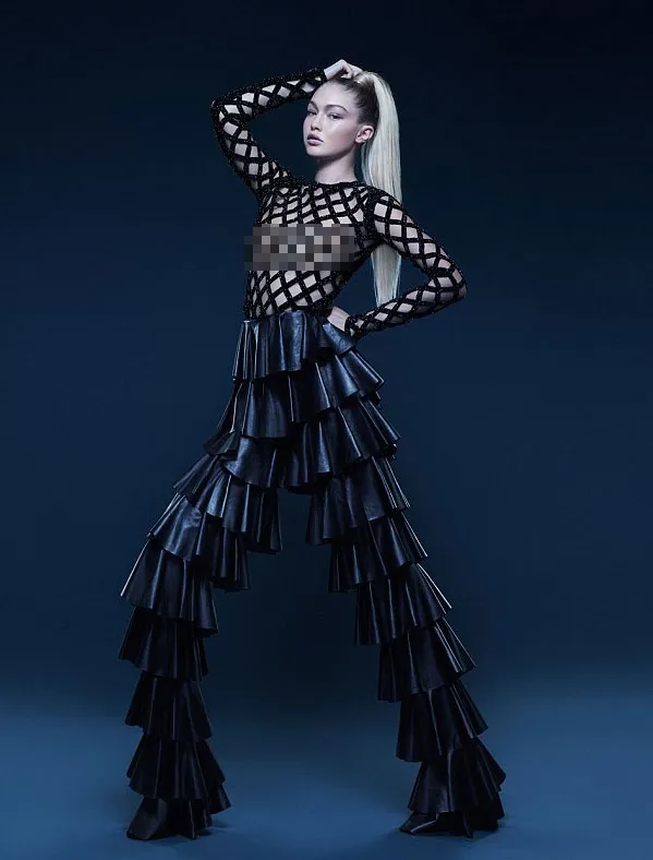 Gigi Hadid tampil seksi dengan outfit lubang-lubang © Numero