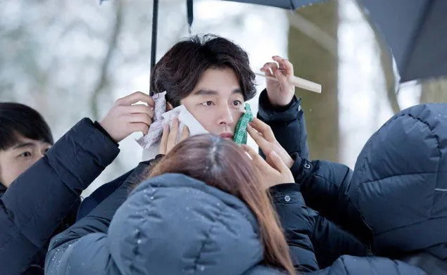 Di balik layar proses syuting, nyatanya Gong Yoo harus melawan udara dingin. ©Soop Entertainment