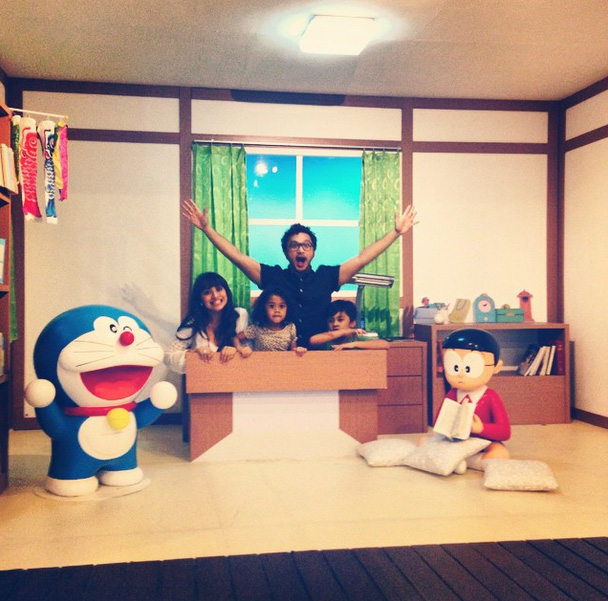 Giring dan keluarga di kamar Nobita @ Instagram/Giring Nidji