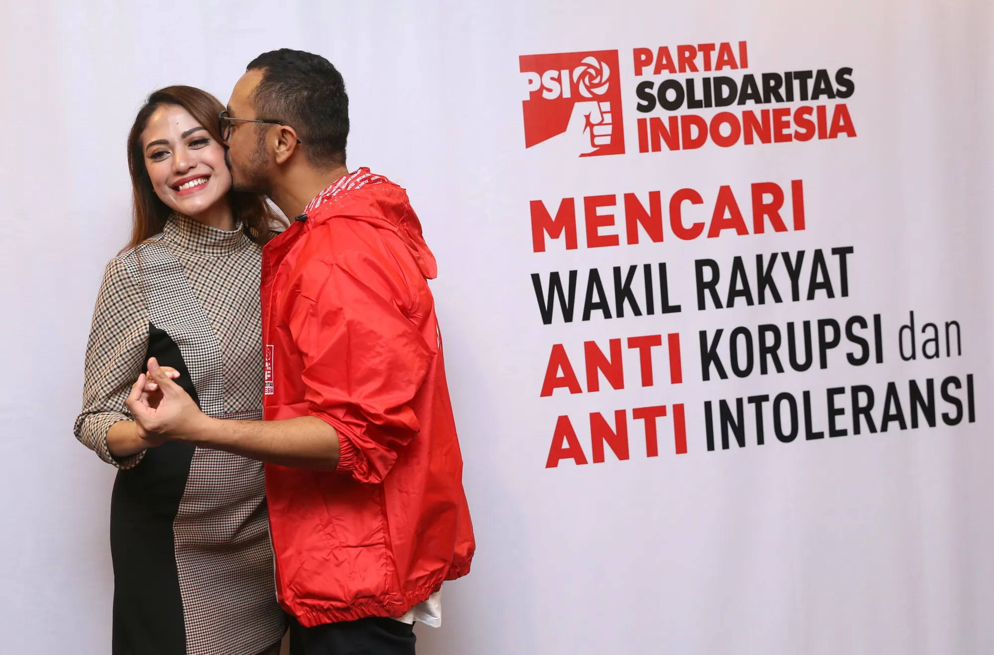 Giring dan istri, saling dukung. Foto: Agus Apriyanto