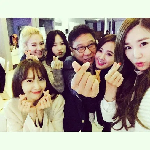 Lee Soo Man selfie bareng Girls Generation. ©soompi.com