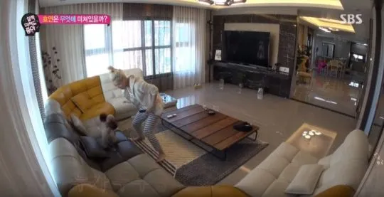 Ruang tamu di rumah Hyoyeon © SBS