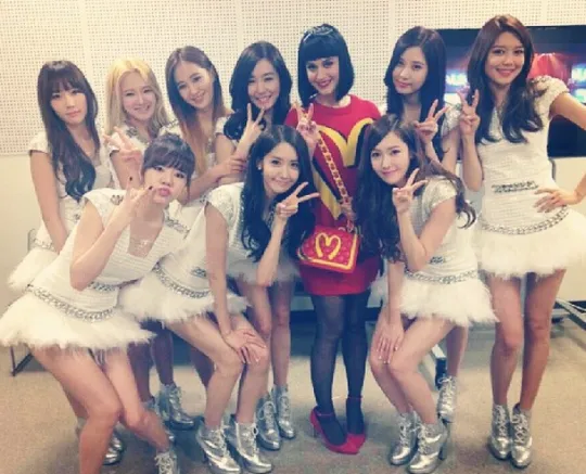 Girls Generation foto bareng Katy Perry di Jepang @soompi.com