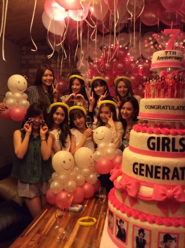 Girls Generation saat merayakan hari jadi ketujuh mereka dengan pesat bernuansa pink @allkpop.com