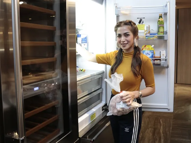 Jedar turun tangan ; langsung untuk memasak. © KapanLagi.com/Muhammad Akrom Sukarya