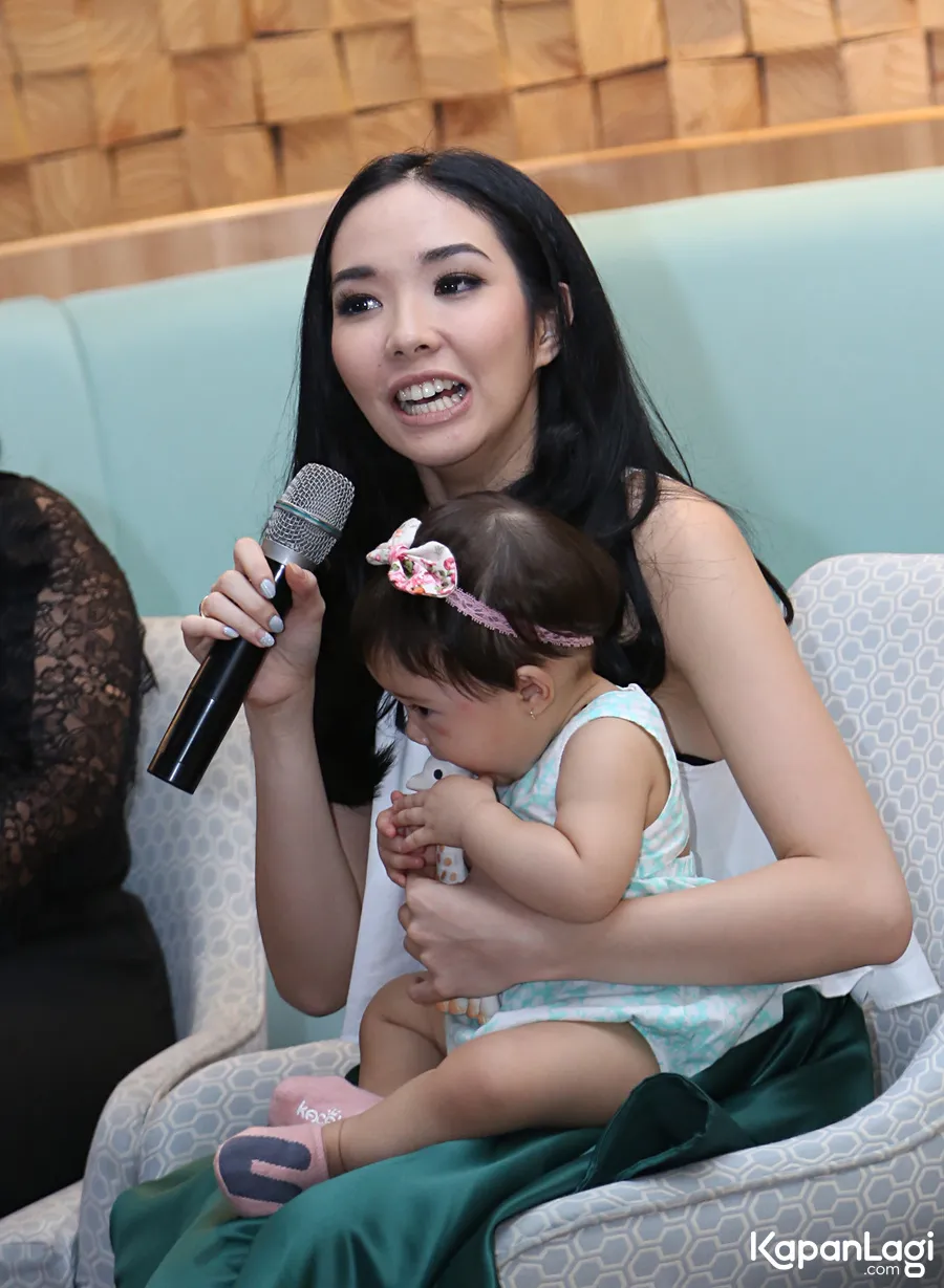 Gisel bercerita putrinya sering usil nggak mau tidur begitu ayahnya pulang untuk melepas kangen. ©KapanLagi.com/Agus Apriyanto