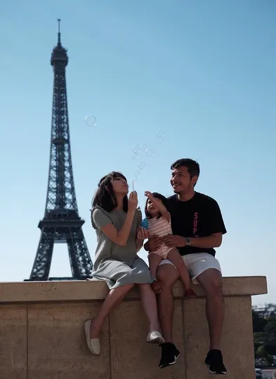 Bersama dengan sang anak yakni Baby Gempi, keluarga kecil ini habiskan waktu liburan ke Paris! /©instagram.com/gadiiing