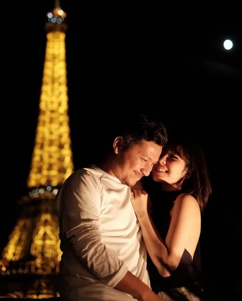 Tatapan mesra Gading dan Gisel saat berada di kota cinta, Paris. /©instagram.com/gisel_la
