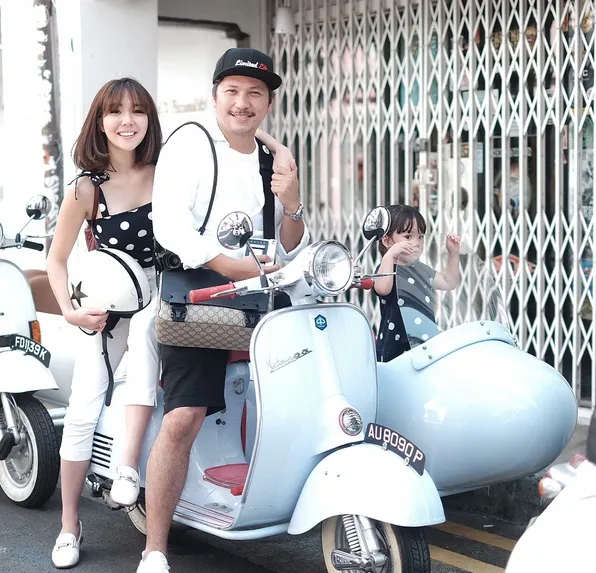 Manisnya keluarga kecil ini berpose di atas motor Vespa. /©instagram.com/gisel_la