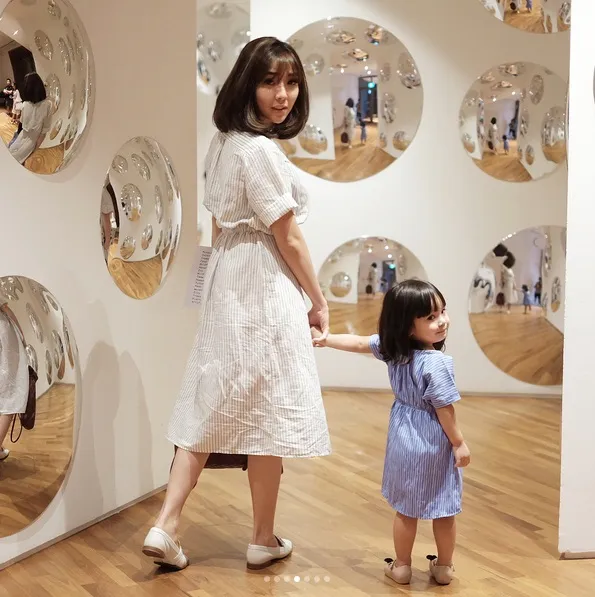 Potongan rambut sama dan baju mathcing, Gisel dan Baby Gempi terlihat begitu kompak! /©instagram.com/gisel_la