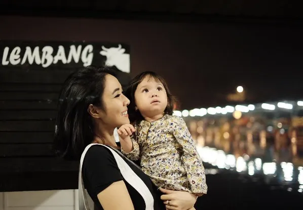 Gisel mengaku tak kesulitan ketika mengajak Gempi ikut ke lokasi syuting, bahkan ketika harus ke luar kota. ©instagram.com/gisel_la