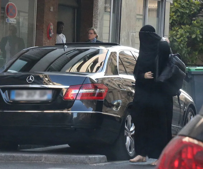 Inilah potret Gisele saat berhijab dan memakai cadar yang berhasil tertangkap paparazzi © dailymail.co.uk