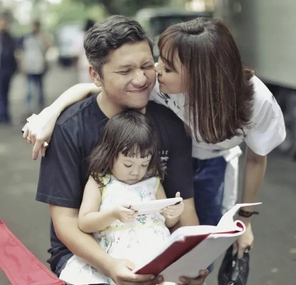 Kehadiran sang buah hati yakni Baby Gempi menambah kebahagiaan dan keharmonisan kelurga kecil ini. /©instagram.com/gisel_la