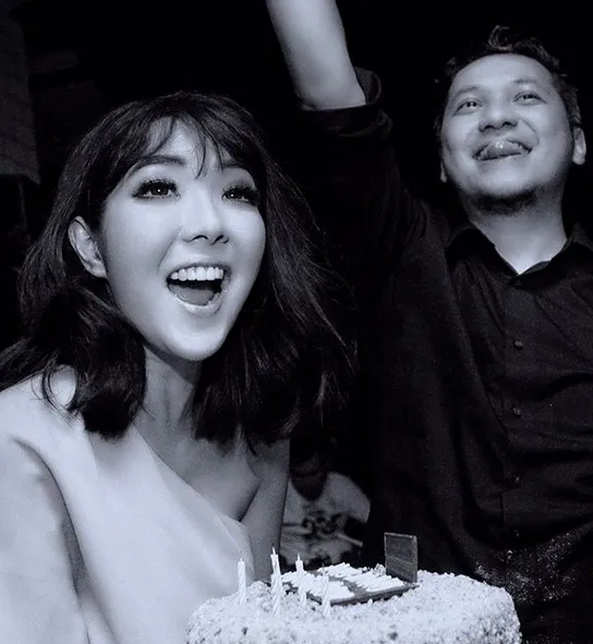 Senyum ceria Gading saat dapat kue ulang tahun dari sang istri. So sweet! /©instagram.com/gadiiing