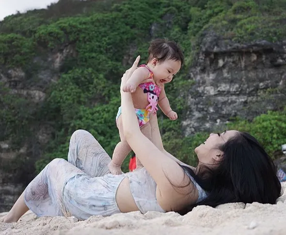 Baby Gempi bahagia diangkat oleh sang mama © Instagram.com/@gadiiing
