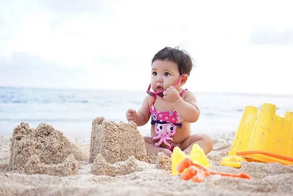 Baby Gempi sukses membangun sebuah istana dari pasir :) © Instagram/@gadiiing