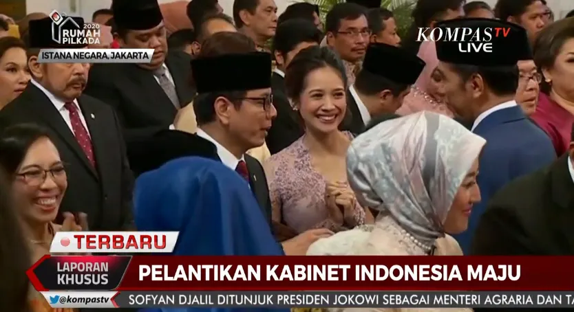 Tersenyum Ramah & Kalem