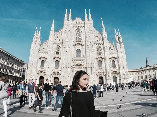 Pesona cantik Gita Gutawa saat berpose di depan Milan Cathedral. So stunning! /©instagram.com/gitagut