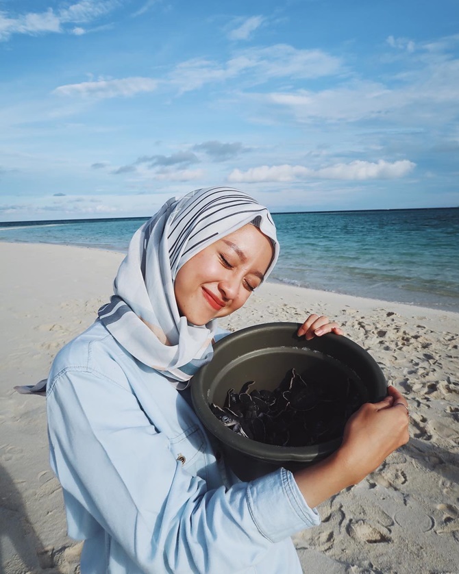 Gita Savitri Devi ketika berada di Pulau Derawan, Kalimantan Timur (credit : instagram.com/gitasav)