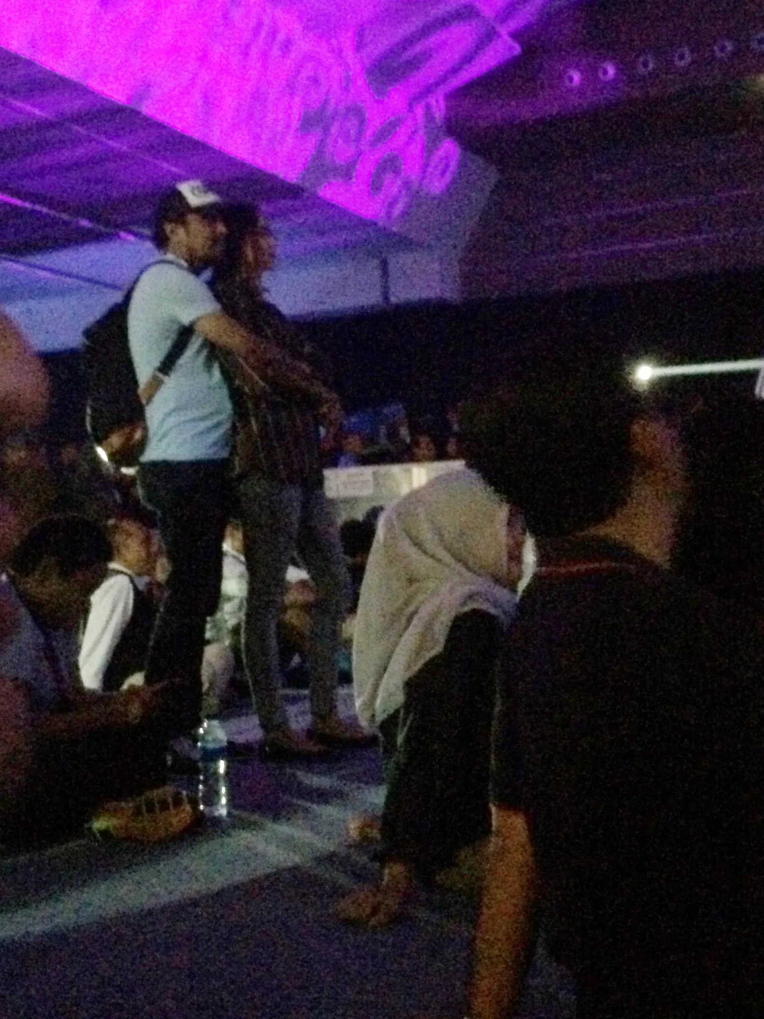 Glenn peluk mesra Aura Kasih kala nonton Sting ©KapanLagi.com®/Mathias Purwanto
