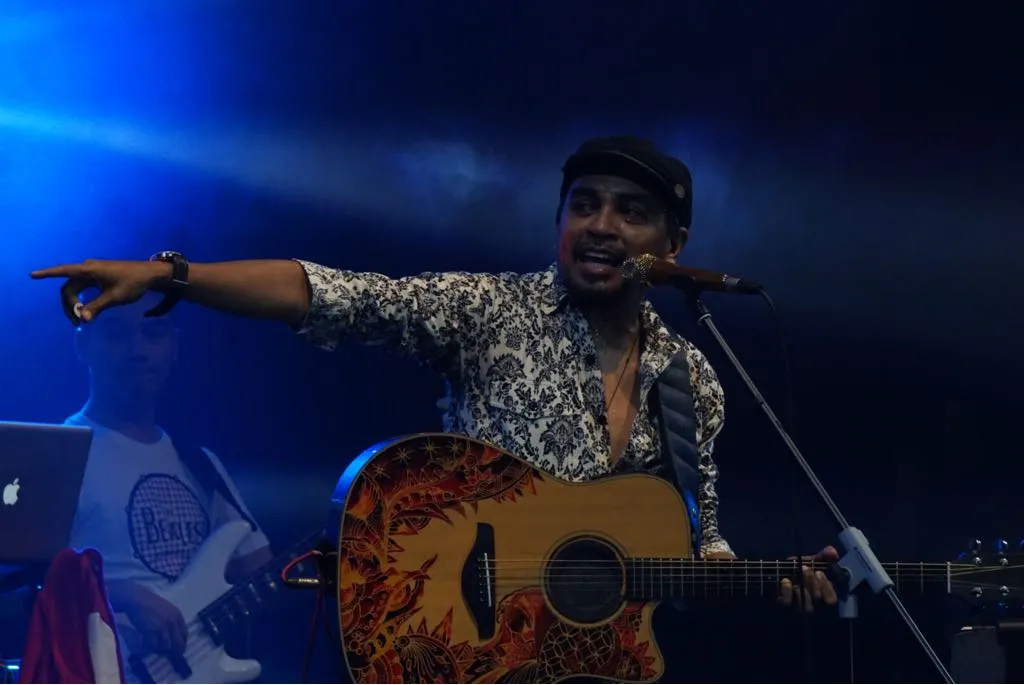 Tak hanya lagu sendiri, Glenn Fredly juga bawakan tembang klasik milik Gombloh dan Iwan Fals © KapanLagi.com/Mathias Purwanto