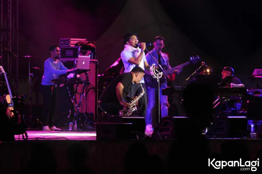 Glenn tampil bersama The Bakuucakar dan sukses bikin penonton galau/©KapanLagi.com®/Mathias Purwanto