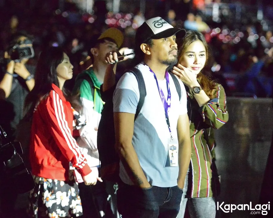 Aura Kasih dan Gleen saat tertangkap kamera tengah bersama © Bambang E Ros