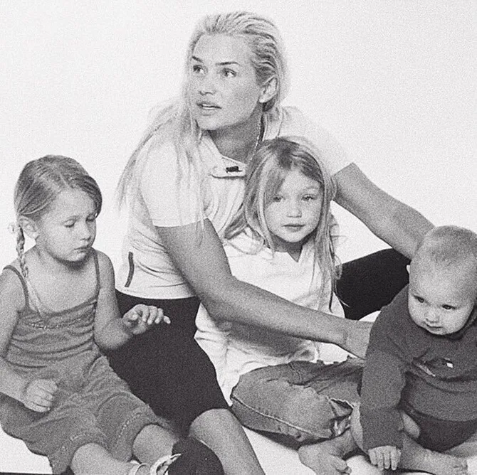 Foto masa kecil Gigi, Bella, Anwar dan sang mam, Yolanda Hadid (credit : instagram.com/gigihadid)