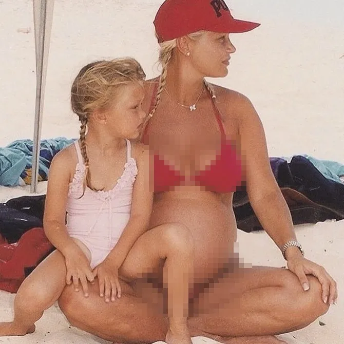 Foto kenangan Gigi dan Yolannda Hadid di sebuah pantai (credit : instagram.com/gigihadid)