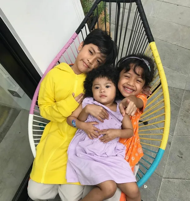 Keluarga Giring dan Cynthia begitu berwarna diisi dengan keceriaan Zidane, Aisha dan Jasmina. /©instagram.com/cynthiariza