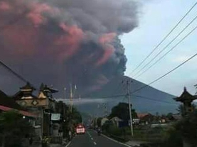 Saat ini, status Gunung Agung masih dalam kondisi awas. © 2017 Merdeka.com/Arie Basuki