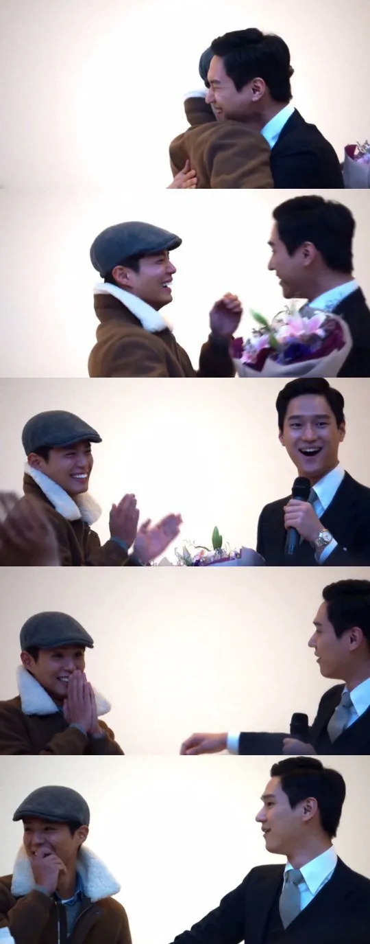 Park Bo Gum dan Go Kyung Pyo pelukan di depan 100 fans © allkpop.com